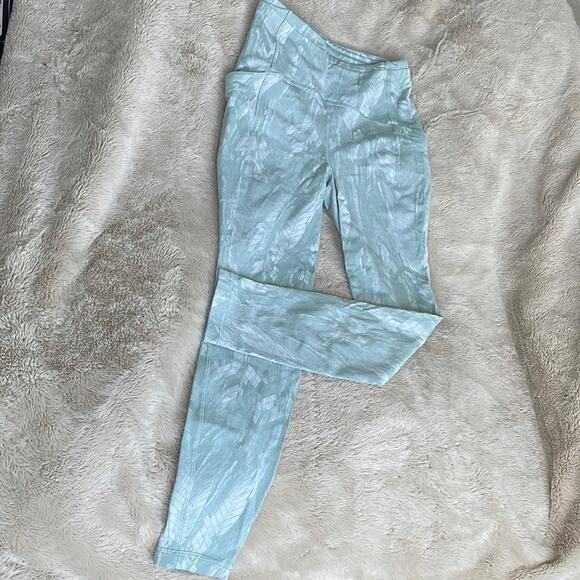 Lululemon Sea-foam Green Print Leggings in Size 6 - Picture 1 of 4